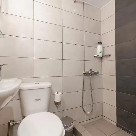 Apartament Spacious Apartment-600m From The Subway